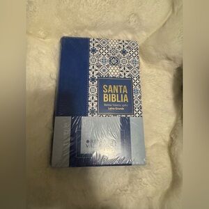 Blue and White Santa Biblia